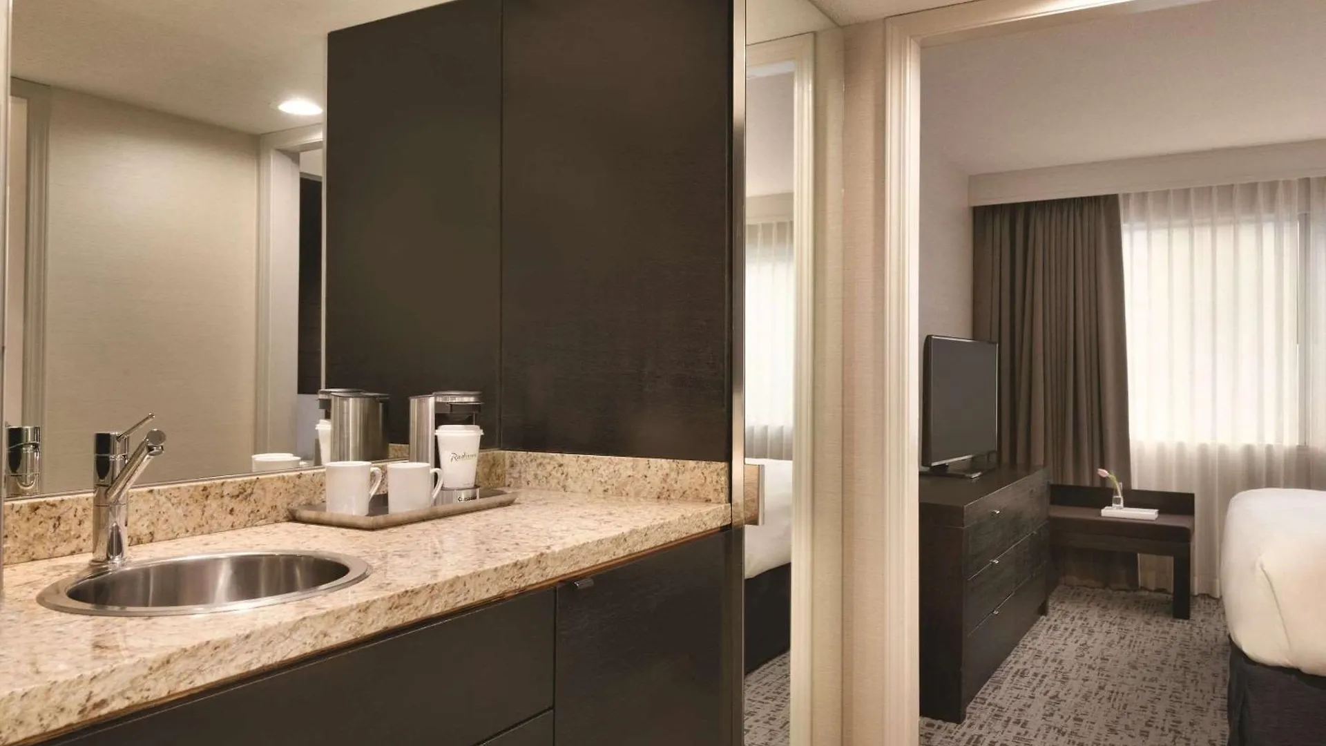Radisson Hotel Vancouver Airport Ричмонд